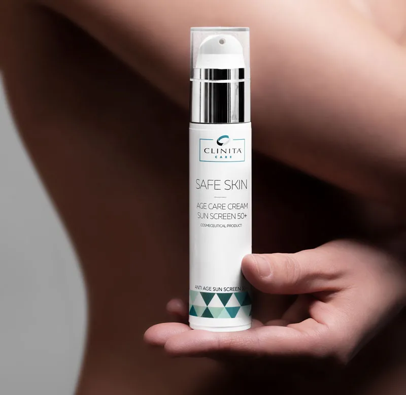 Flacone airless Clinita Care Safe Skin Age Care Cream SPF 50+ tenuto in mano