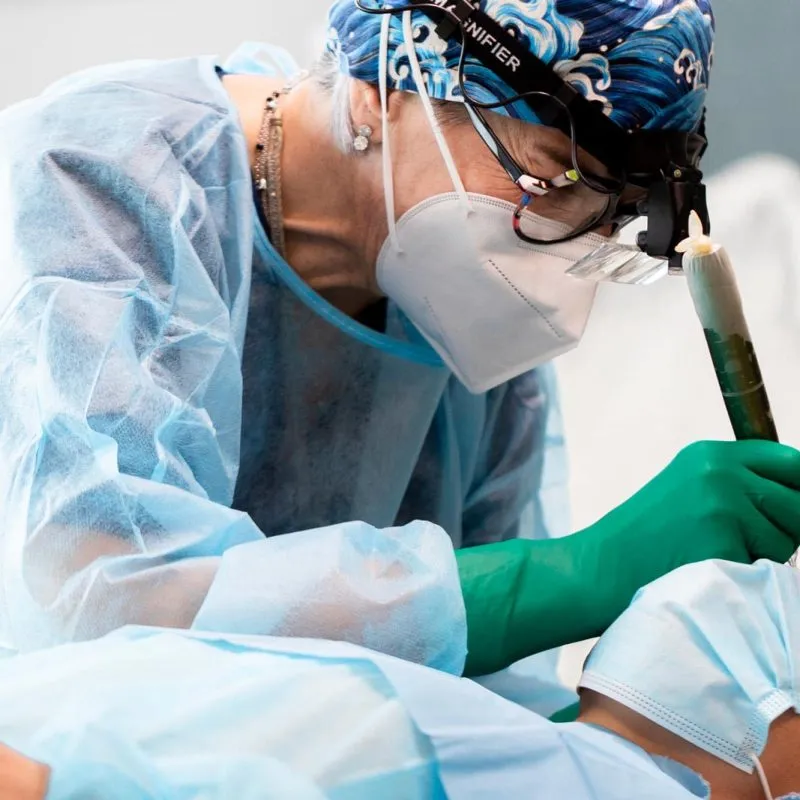 Dermopigmentatrice Clinita esegue un trattamento paramedicale in campo sterile