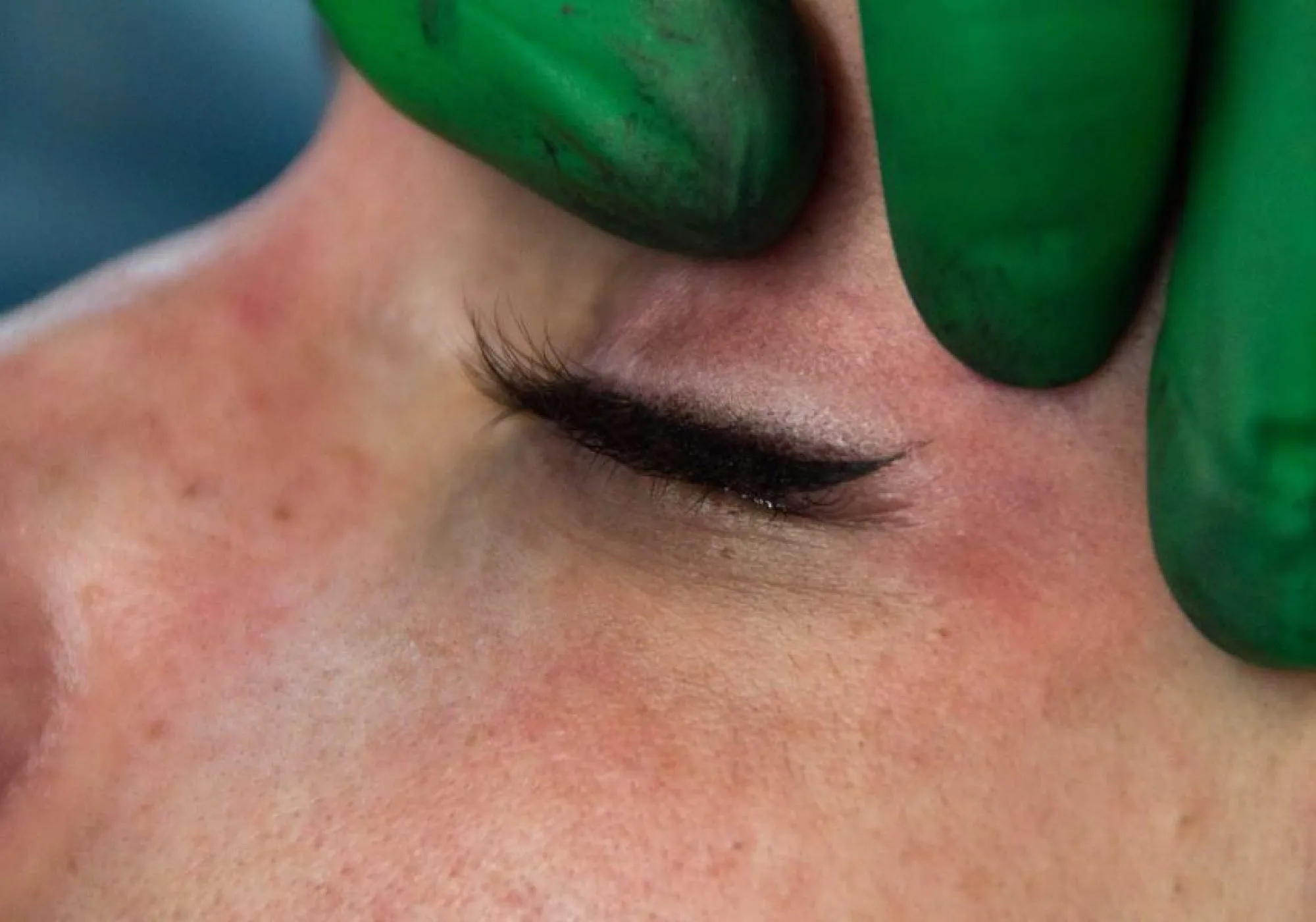 how to make a perfect eye liner in safety