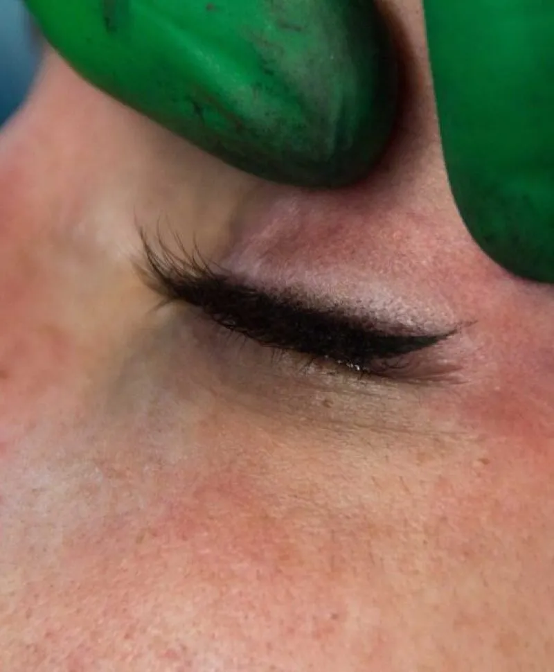 how to make a perfect eye liner in safety