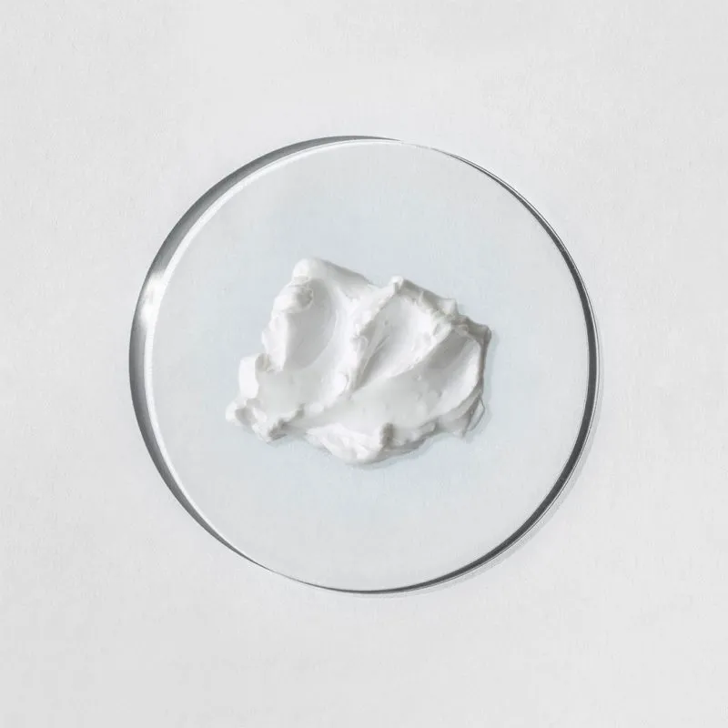 Texture della mousse detergente viso Wake Up Night and Day Clinita Care su capsula di Petri